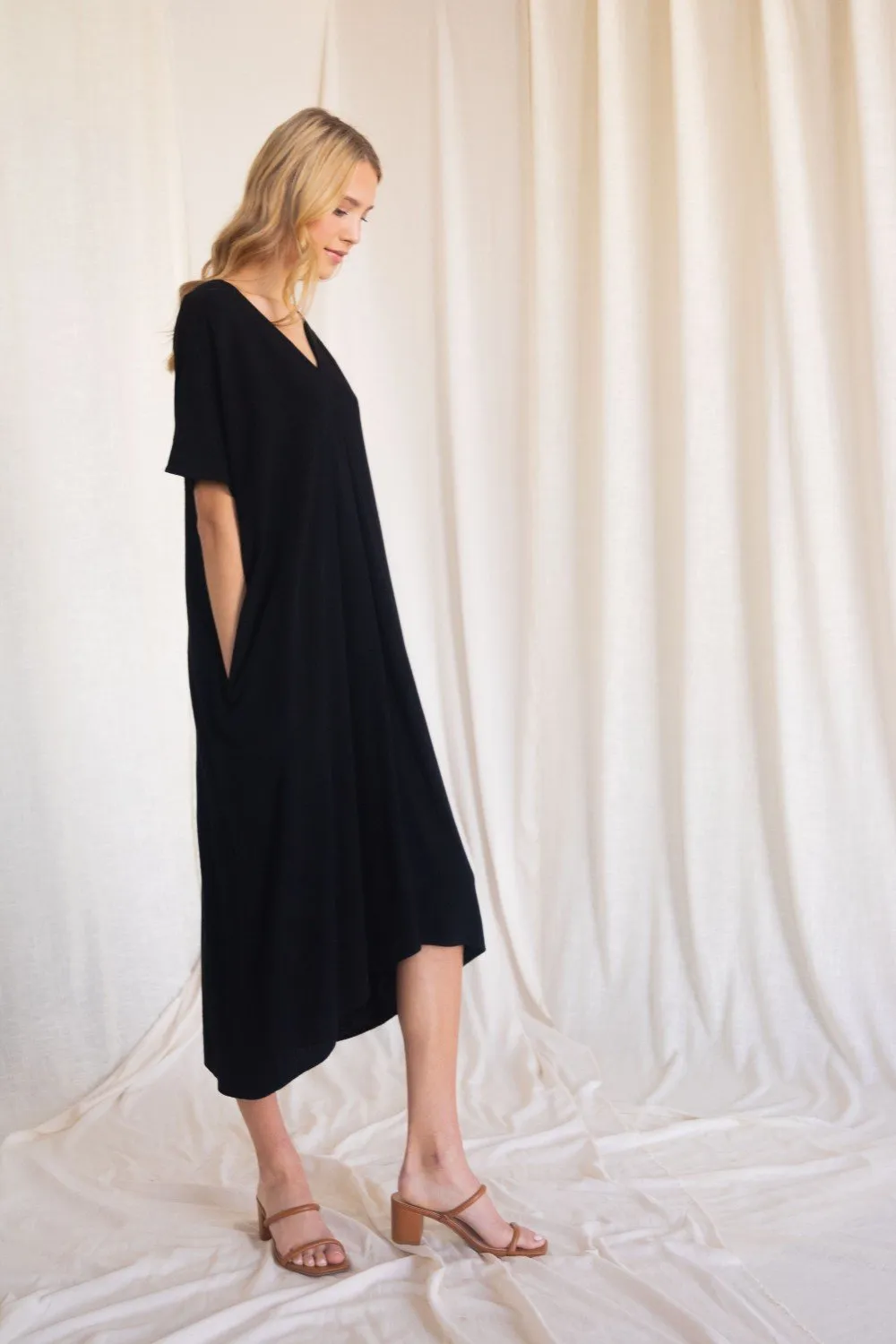 Linen maxi dress with a v neckline and side pockets (multiple colors available)