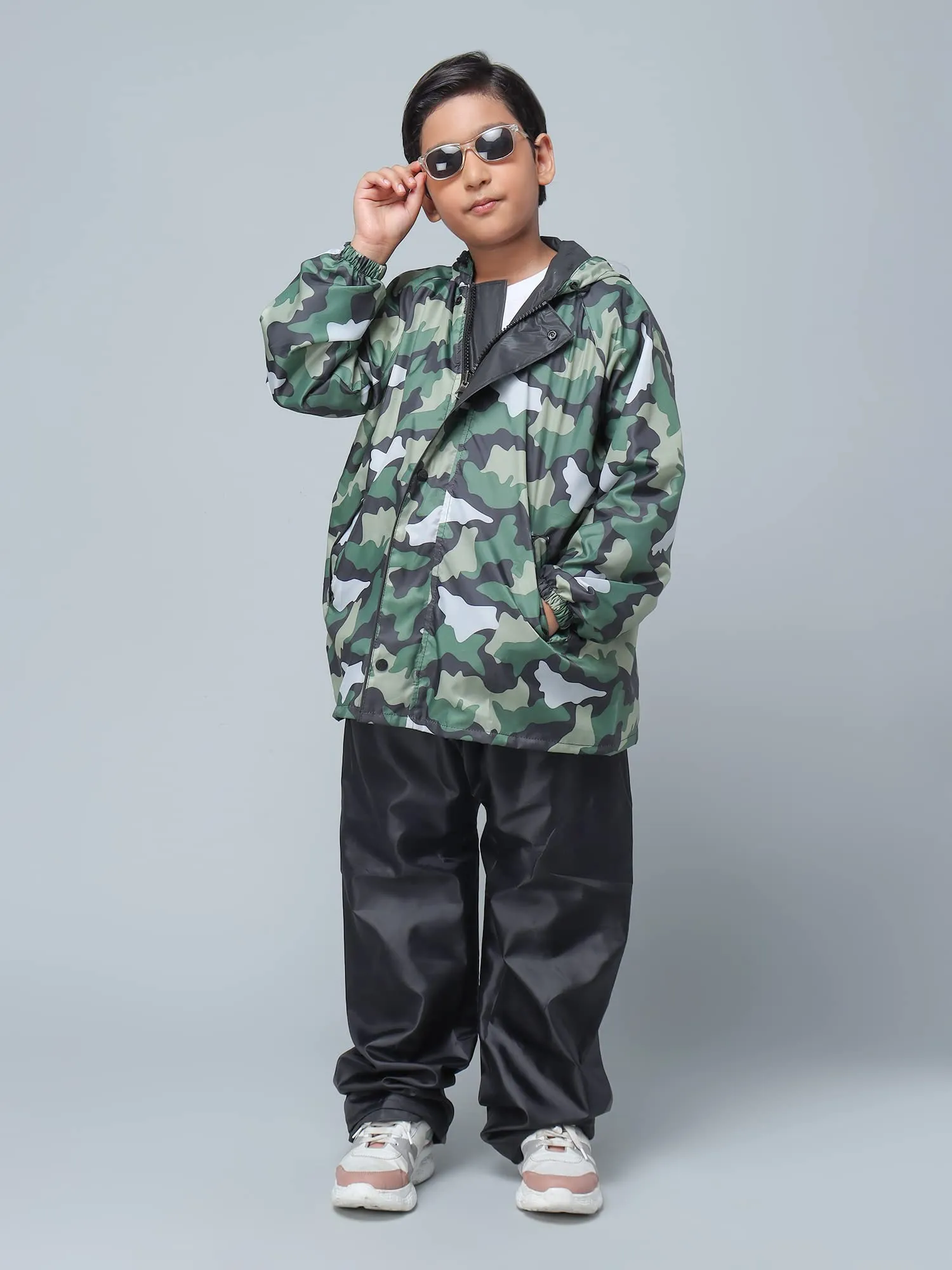 THE CLOWNFISH Comrad Series Kid's Waterproof Nylon Double Coating Reversible Standard Length Raincoat With Hood & Reflector Logo At Back, Top & Bottom Printed Plastic Pouch, 11-13 Years (Green Camo)